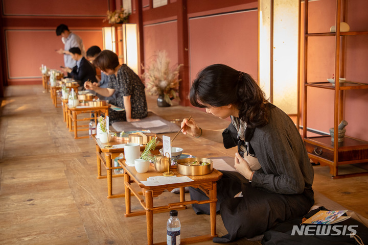 [서울=뉴시스] '수라간 시식공감' 식도락x시식공감 참가자들. (사진=한국문화재재단 제공) 2022.06.17. photo@newsis.com *재판매 및 DB 금지