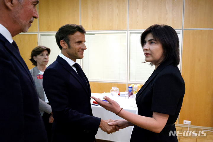 [AP/뉴시스] 우크라이나의 이리나 베네딕토바 검찰총장(오른쪽)이 6웗6일 우크라이나 수도 키이우에 온 프랑스의 에마뉘엘 마크롱 대통령을 프랑스 대사관에서 만나 악수하고 있다 