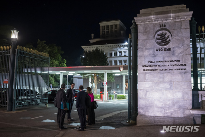 [제네바=AP/뉴시스]세계무역기구(WTO)가 우크라이나 전쟁과 전세계적인 인플레이션으로 올해 세계 무역 성장이 둔화될 것이라고 내다봤다고 5일(현지시간) 외신들이 보도했다. 사진은 지난 2022년 6월17일 스위스 제네바의 WTO 본부 입구. 