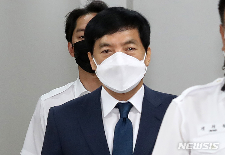 [서울=뉴시스] 이영환 기자 = '김학의 불법 출국금지 수사 외압 의혹'으로 재판을 받고 있는 이성윤 전 서울고검장(현 법무연수원 연구위원)이 지난 6월17일 오전 서울 서초구 서울중앙지법에서 열린 9차 공판에 출석하고 있다. 2022.06.17. 20hwan@newsis.com