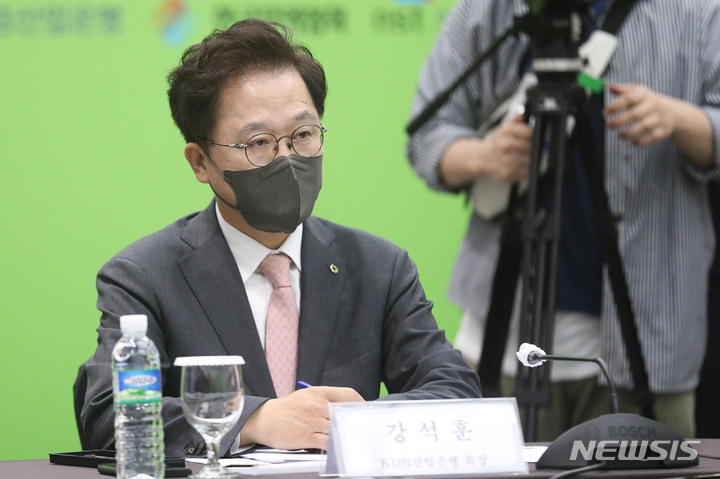 [서울=뉴시스] 권창회 기자 = 강석훈 산업은행 회장이&nbsp; 17일 오전 서울 강남구 코엑스에서 열린 벤처·스타트업 간담회에 참석해 자리하고 있다. 2022.06.17. kch0523@newsis.com