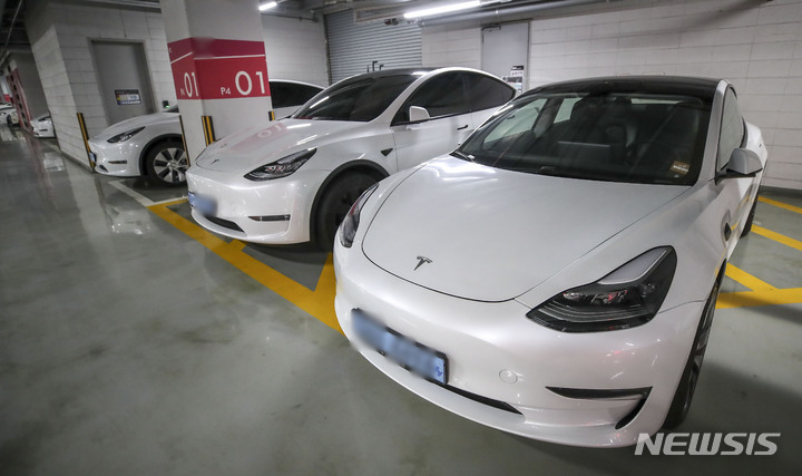 [서울=뉴시스] 정병혁 기자 = 전기 자동차 브랜드 테슬라가 공급망 문제와 원자재 가격 급등 여파 등으로 미국에서 모든 전기차 모델 가격을 인상한다고 밝혔다. 현지 업계에 따르면 모델X는 기존가보다 최대 6000달러 오른 12만990달러로 올랐고, 모델S와 모델3의 롱레인지 차종도 수천 달러 올랐다. 사진은 지난 6월 17일 오전 서울시내 대형쇼핑몰 주차장에 주차된 테슬라 차량의 모습. 2022.06.17. jhope@newsis.com