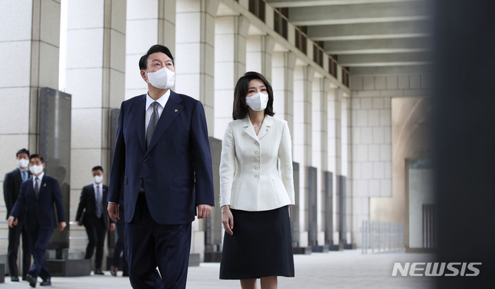 [서울=뉴시스] 홍효식 기자 = 윤석열 대통령과 김건희 여사가 17일 서울 용산구 전쟁기념관에서 열린 국가유공자 및 보훈가족 초청 오찬에 앞서 국군 전사비 명비를 바라보고 있다. 2022.06.17. yesphoto@newsis.com