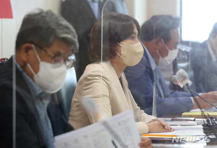 [서울=뉴시스] 배훈식 기자 = 이영 중소벤처기업부 장관이 17일 오후 서울 중구 동반성장위원회 중회의실에서 열린 납품단가 연동제 TF 대중소기업 회의에 참석해 발언하고 있다. 2022.06.17. dahora83@newsis.com