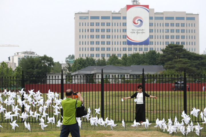[서울=뉴시스] 백동현 기자 = 지난 6월17일 오후 서울 용산구 용산공원을 찾은 시민들이 나들이를 하고 있다. 전날 국토교통부는 용산공원 시범 개방 기간을 오는 26일까지 연장한다고 밝혔다. 2022.06.17. livertrent@newsis.com