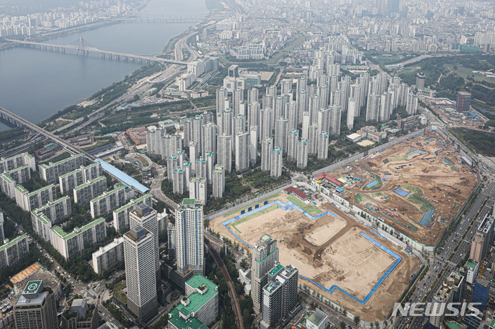 [서울=뉴시스] 권창회 기자 = 서울시가 송파구 잠실동과 강남구 삼성동·청담동·대치동 지역의 '토지거래허가구역' 지정 규제를 1년 더 연장했다. 사진은 송파구 롯데월드타워 서울스카이에서 바라본 송파구 일대 아파트 단지 모습. 2022.06.17. kch0523@newsis.com