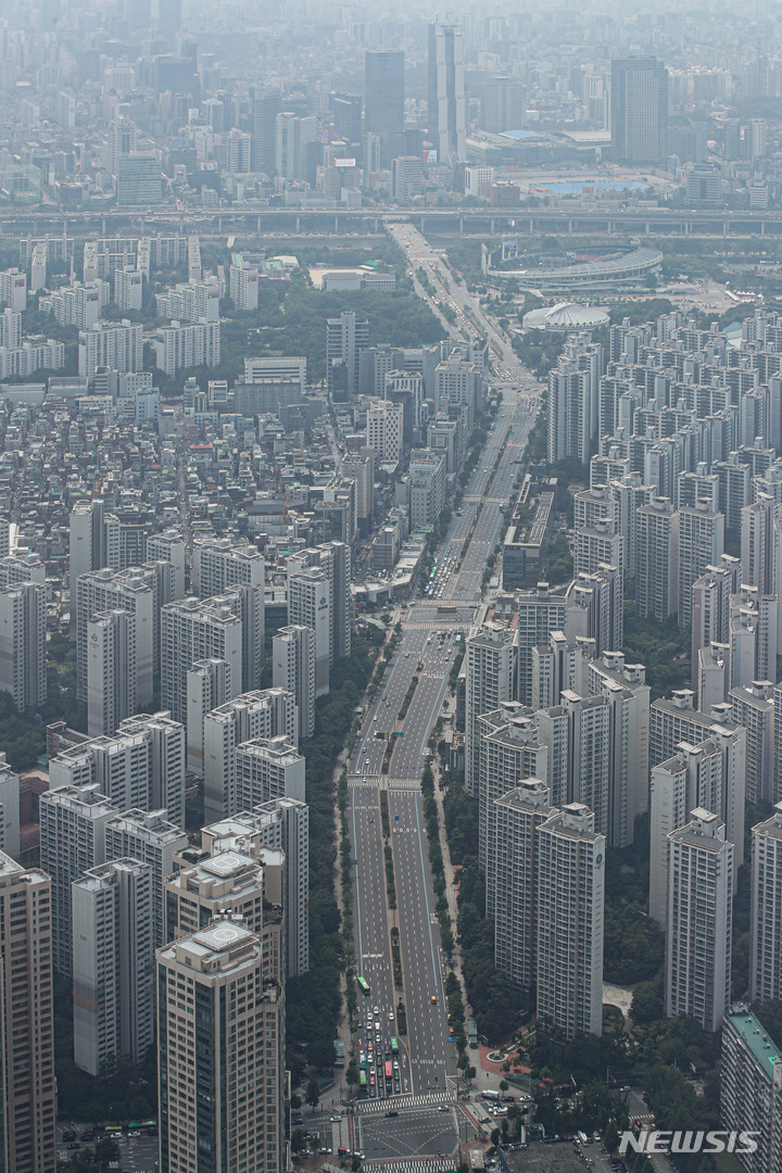 [서울=뉴시스] 권창회 기자 = 서울시가 송파구 잠실동과 강남구 삼성동·청담동·대치동 지역의 '토지거래허가구역' 지정 규제를 1년 더 연장했다. 사진은 송파구 롯데월드타워 서울스카이에서 바라본 송파구 일대 아파트 단지 모습. 2022.06.17. kch0523@newsis.com