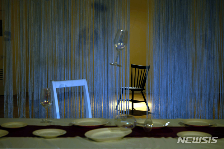 [광주=뉴시스] 전일빌딩245는 23일부터 다음달 2일까지 3층 시민갤러리에서 시민문화예술체험프로그램 기획전시 '포인트 오브 뷰(point of view'전을 선보인다고 19일 밝혔다. 김재헌·김은혜·박수민·강유빈·유수민·서유진·김윤정·박찬영의 'false beauty 2022' 작품. (사진=전일빌딩245제공). photo@newsis.com *재판매 및 DB 금지