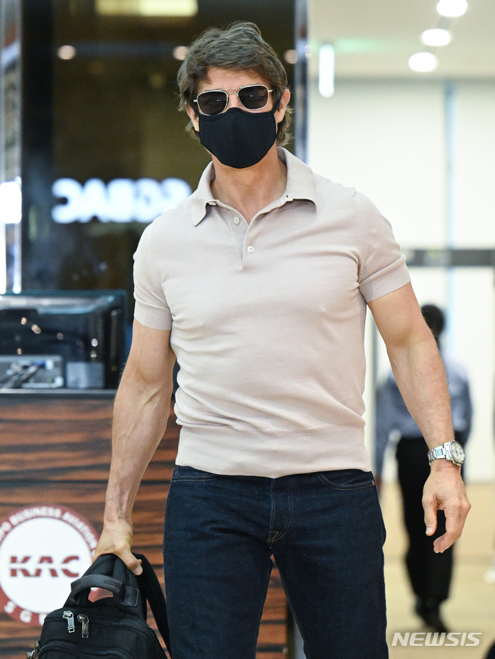 [서울=뉴시스] 정병혁 기자 = 할리우드 스타 톰 크루즈가 영화 '탑건:매버릭' 홍보를 위해 17일 오후 서울 강서구 서울김포비즈니스항공센터를 통해 입국하고 있다. 2022.06.17. jhope@newsis.com