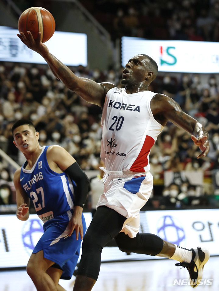 [안양=뉴시스] 정병혁 기자 = 17일 오후 경기 안양시 안양실내체육관에서 열린 KB국민은행 초청 2022 남자농구 국가대표 평가전 대한민국과 필리핀의 경기, 대한민국 라건아가 슛하고 있다. 2022.06.17. jhope@newsis.com
