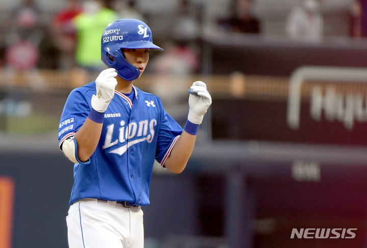 [광주=뉴시스] 류형근 기자 = 17일 오후 광주 북구 광주-기아챔피언스필드에서 열린 2022프로야구 삼성 라이온즈 대 KIA 타이거즈의 경기, 1회초 무사 1루에서 삼성 2번타자 김현준이 안타를 치고 1루에 진출해 있다. 2022.06.17. hgryu77@newsis.com