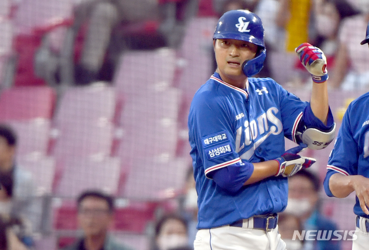 [광주=뉴시스] 류형근 기자 = 17일 오후 광주 북구 광주-기아챔피언스필드에서 열린 2022프로야구 삼성 라이온즈 대 KIA 타이거즈의 경기, KIA 선수들이 4회초 1사에서 삼성 6번타자 김호재가 안타를 치고 1루에 진출해 있다. 2022.06.17. hgryu77@newsis.com