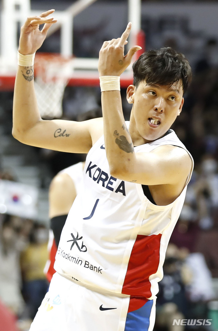 [안양=뉴시스] 정병혁 기자 = 17일 오후 경기 안양시 안양실내체육관에서 열린 KB국민은행 초청 2022 남자농구 국가대표 평가전 대한민국과 필리핀의 경기, 대한민국 최준용이 공격에 성공한 뒤 기뻐하고 있다. 2022.06.17. jhope@newsis.com