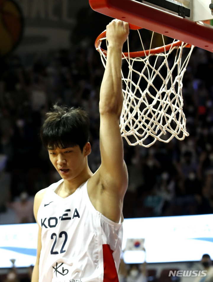 [안양=뉴시스] 정병혁 기자 = 17일 오후 경기 안양시 안양실내체육관에서 열린 KB국민은행 초청 2022 남자농구 국가대표 평가전 대한민국과 필리핀의 경기, 대한민국 여준석이 덩크슛을 하고 있다. 2022.06.17. jhope@newsis.com