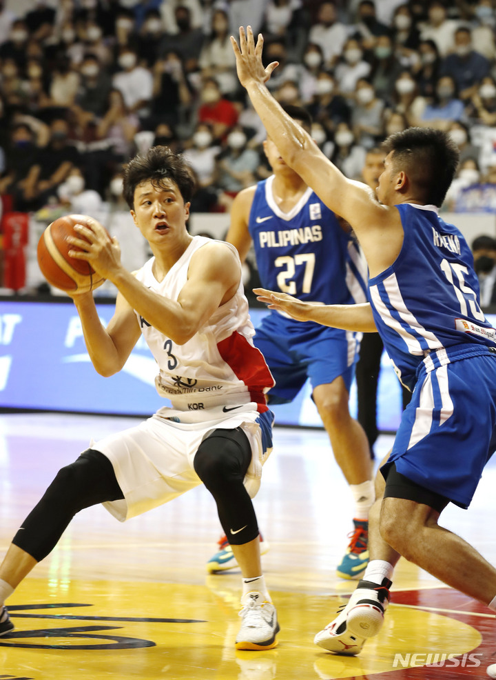 [안양=뉴시스] 정병혁 기자 = 17일 오후 경기 안양시 안양실내체육관에서 열린 KB국민은행 초청 2022 남자농구 국가대표 평가전 대한민국과 필리핀의 경기, 대한민국 허웅이 필리핀 키퍼 라베나를 피해 돌파하고 있다. 2022.06.17. jhope@newsis.com
