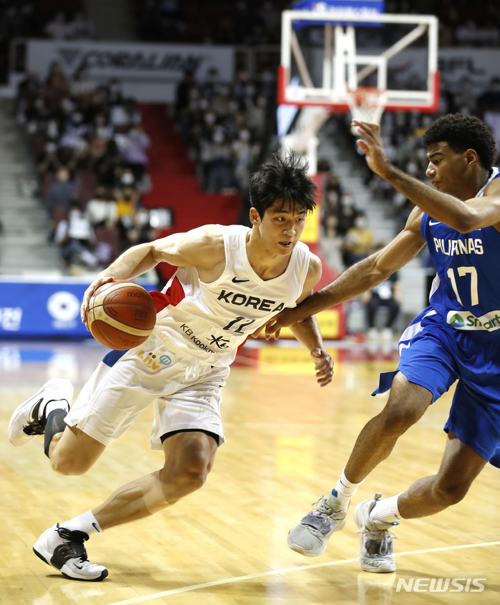 [안양=뉴시스] 정병혁 기자 = 17일 오후 경기 안양시 안양실내체육관에서 열린 KB국민은행 초청 2022 남자농구 국가대표 평가전 대한민국과 필리핀의 경기, 대한민국 여준석이 필리핀 프란시스 로페즈를 피해 드리블하고 있다. 2022.06.17. jhope@newsis.com