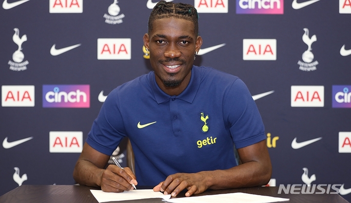 [서울=뉴시스]토트넘, 미드필더 이브 비수마 영입. (캡처=토트넘 홈페이지)