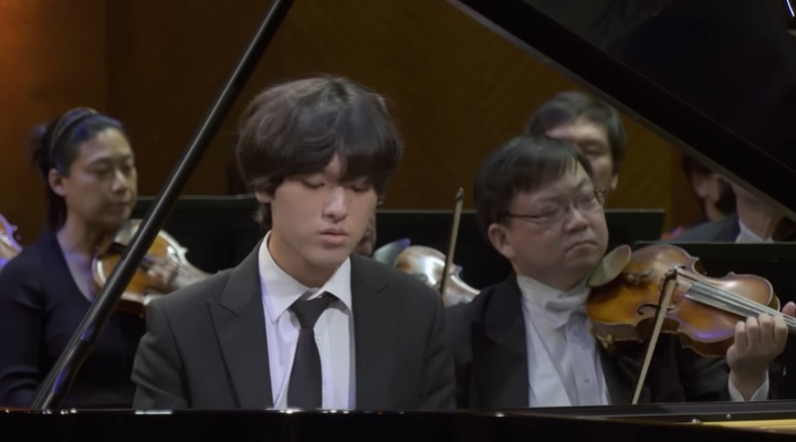 [서울=뉴시스]반 클라이번 콩쿠르 준결선에서 연주하고 있는 피아니스트 임윤찬. (사진=반 클라이번 콩쿠르 유튜브 영상 캡처) 2022.06.19. photo@newsis.com *재판매 및 DB 금지