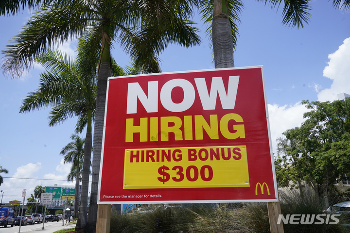 [마이애미=AP/뉴시스] 지난해 1월부터 9월까지 미국에서 아동 노동법을 위반한 10대 청소년이 약 4700명 적발됐다고 14일(현지시간) 워싱턴포스트(WP)가 전했다. 사진은 구직 광고를 건 마이애미의 한 맥도날드 매장의 모습. 2024.01.15.