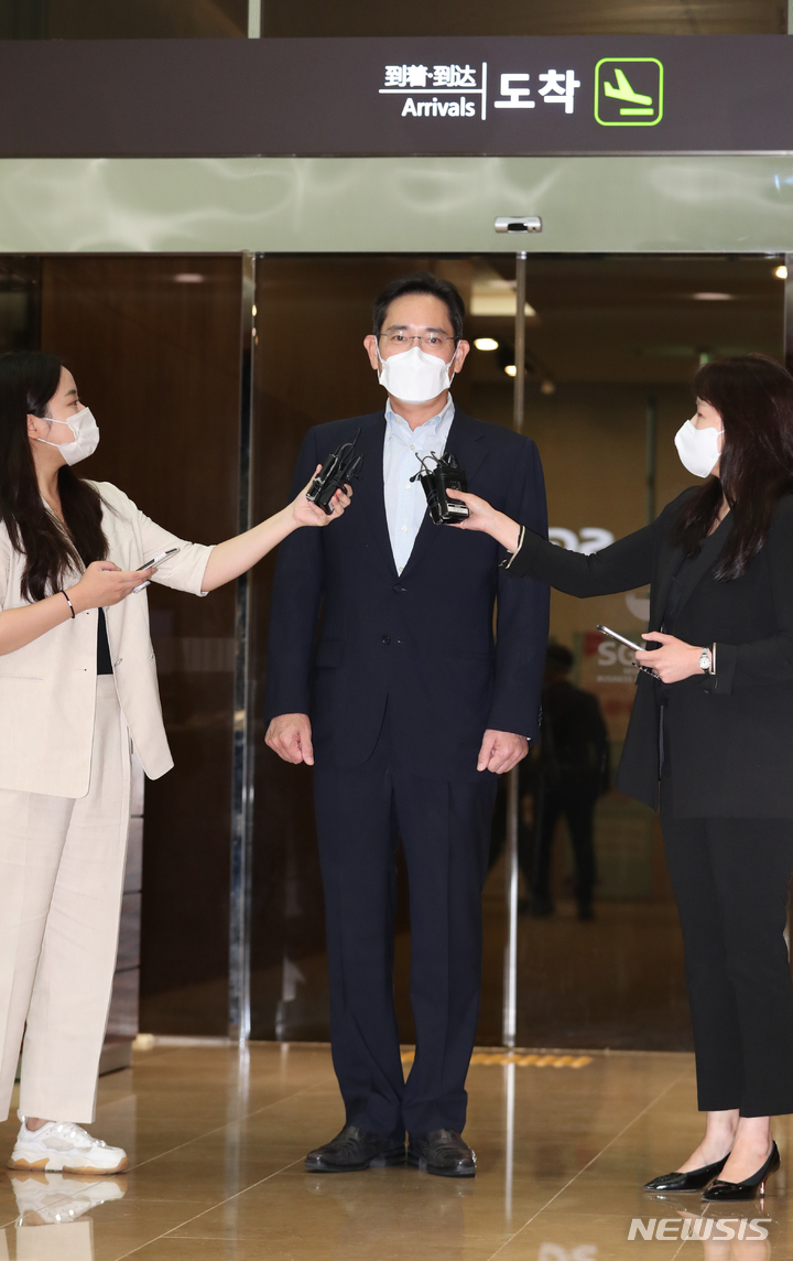 [서울=뉴시스] 고승민 기자 = 유럽 출장을 마친 이재용 삼성전자 부회장이 18일 서울김포비즈니스항공센터를 통해 귀국하고 있다. 2022.06.18. kkssmm99@newsis.com
