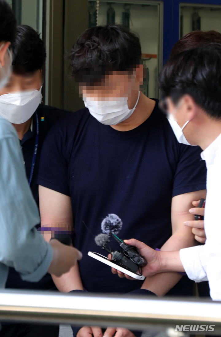 [정읍=뉴시스] 김얼 기자 = 전처와 옛 처남댁 살인 혐의자 A씨가 18일 전북 정읍시 전주지방법원 정읍지원에서 영장실질심사를 마치고 법원을 나오고 있다. 2022.06.18. pmkeul@newsis.com