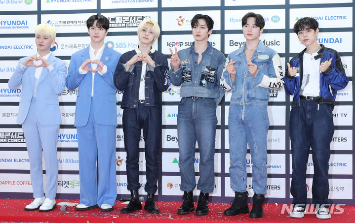 [서울=뉴시스] 권창회 기자 = 아이돌그룹 위아이가 18일 오후 서울 송파구 잠실 종합운동장에서 열린 '제 28회 드림콘서트' 레드카펫 행사에 참석해 포토타임을 갖고 있다. 2022.06.18. kch0523@newsis.com