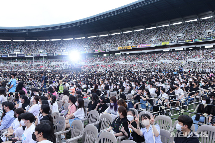 [서울=뉴시스] 권창회 기자 = 18일 오후 서울 송파구 잠실 종합운동장에서 열린 '제 28회 드림콘서트'에서 관중들이 공연을 관람하고 있다. 2022.06.18. kch0523@newsis.com