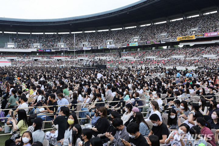 [서울=뉴시스] 권창회 기자 = 18일 오후 서울 송파구 잠실 종합운동장에서 열린 '제 28회 드림콘서트'에서 관중들이 공연을 관람하고 있다. 2022.06.18. kch0523@newsis.com