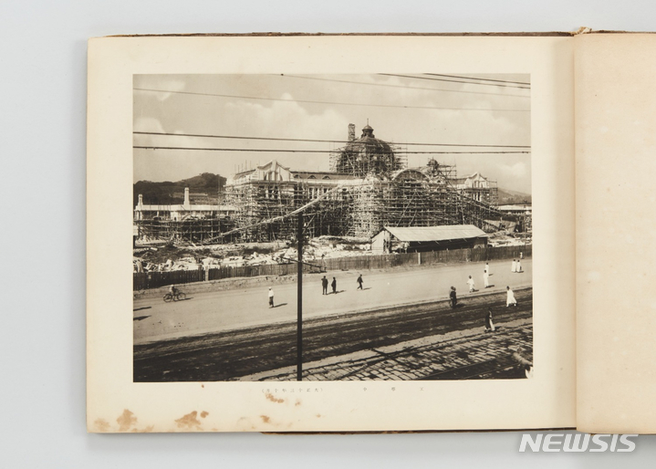 [서울=뉴시스] 문화역서울28 소장품 '서울역 준공 사진첩' (사진=한국공예·디자인문화진흥원 제공) 2022.06.19. photo@newsis.com