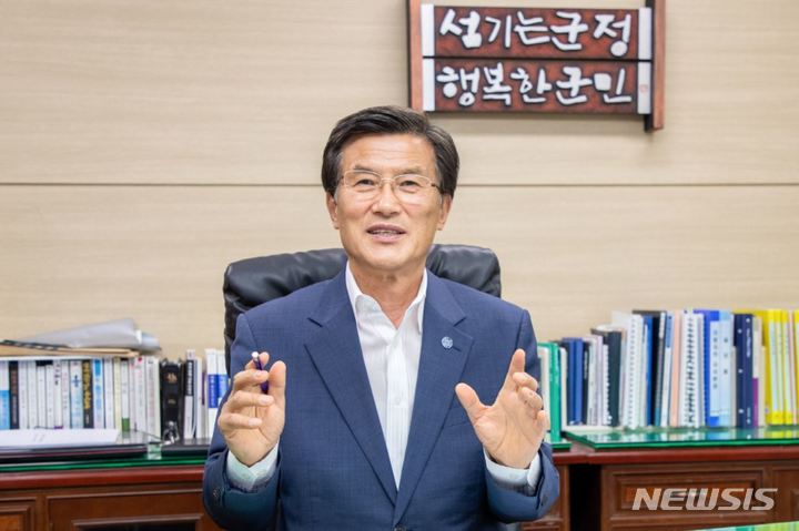 [증평=뉴시스] 강신욱 기자 = 홍성열 충북 증평군수가 12년간의 군정 수행을 마치고 이달 30일 영예롭게 퇴임한다. (사진=증평군 제공) 2022.06.20. photo@newsis.com *재판매 및 DB 금지