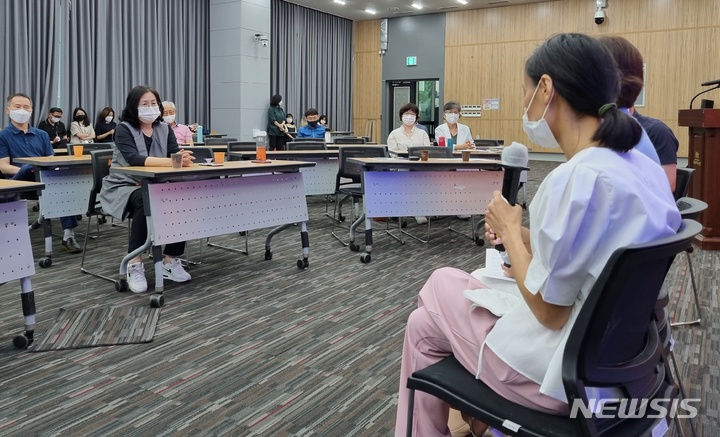  전쟁을 두 번이나 겪은 우크라이나 고려인 피난민 박마리나씨가 이야기를 들려주고 있다. (사진제공=수원시)