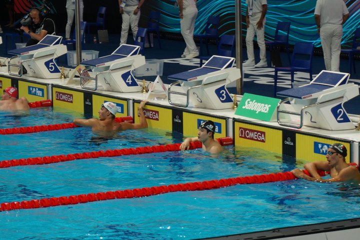 [서울=뉴시스] 기록 확인하는 황선우. (사진 = 올댓스포츠 제공) *재판매 및 DB 금지