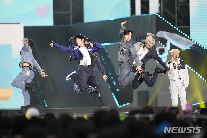 [서울=AP/뉴시스] 역동적으로 공연하는 K팝 보이그룹 
