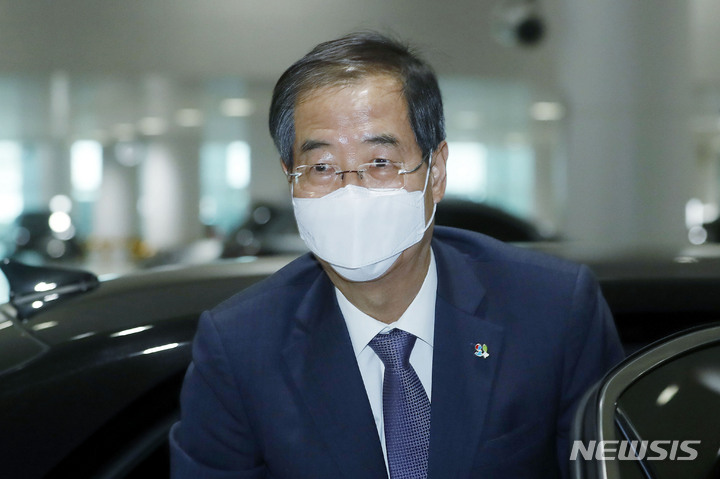 [인천공항=뉴시스] 최동준 기자 = 한덕수 국무총리가 지난 19일 프랑스 파리로 출국하기 위해 인천국제공항에 도착해 차량에서 내리고 있다. 한 총리는 국제박람회기구 총회에 참석해 2030 부산엑스포 유치 지원을 호소할 예정이다. 2022.06.19. photocdj@newsis.com