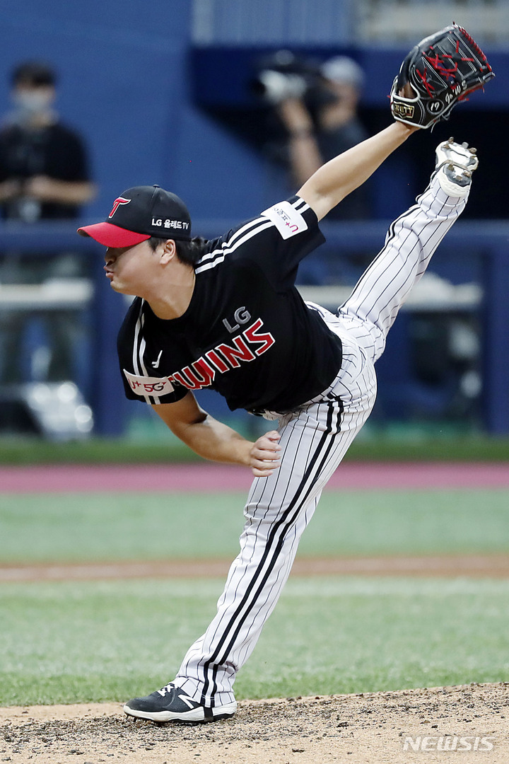 [서울=뉴시스] 최동준 기자 = 19일 서울 구로구 고척스카이돔에서 열린 2022 KBO리그 키움 히어로즈 대 LG 트윈스의 경기, 연장 10회 LG 마무리 고우석이 역투하고 있다. 2022.06.19. photocdj@newsis.com