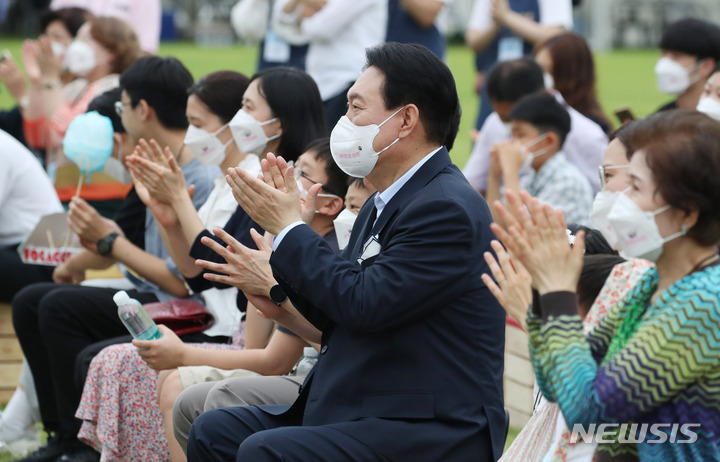 [서울=뉴시스] 전신 기자 = 윤석열 전 대통령이 지난 2022년 6월19일 서울 용산 대통령실 청사 앞 잔디마당에서 열린 대통령실 이전 기념 어린이·주민 초대 행사에서 공연을 관람하고 있다. 2022.06.19. photo1006@newsis.com
