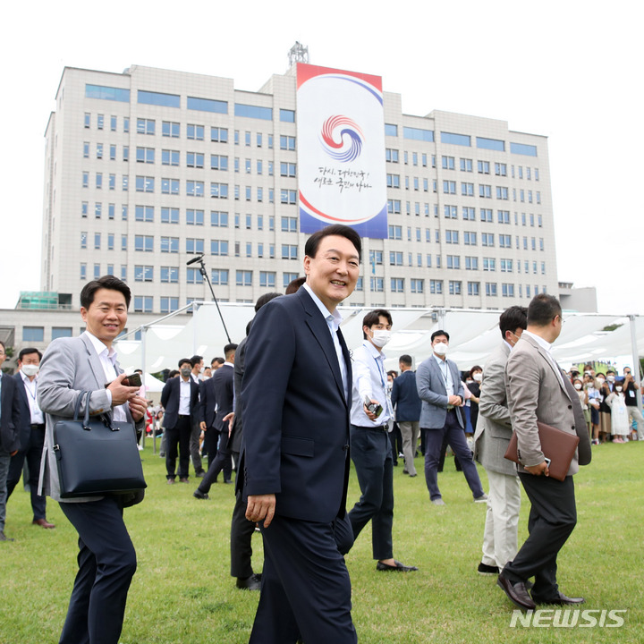 [서울=뉴시스] 전신 기자 = 윤석열 대통령이 19일 서울 용산 대통령실 청사 앞 잔디마당에서 열린 대통령실 이전 기념 어린이·주민 초대 행사에서 일일 장터를 둘러보고 있다. 2022.06.19. photo1006@newsis.com