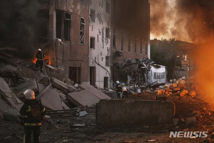 [미콜라이우=AP/뉴시스] 18일(현지시간) 우크라이나 미콜라이우에서 소방관들이 러시아군의 포격으로 발생한 화재를 진압하고 있다. 2022.06.20.