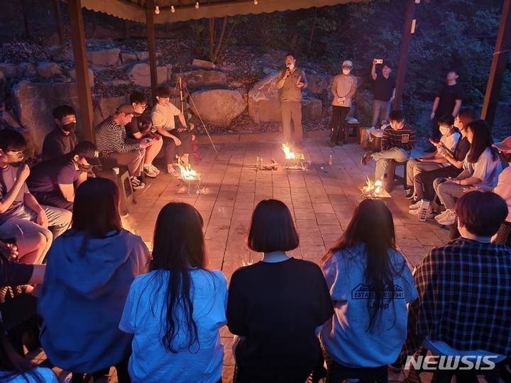 [서울=뉴시스]국립공원 야영학교 모닥불 관리법 배우기(사진=국립공원공단 제공)