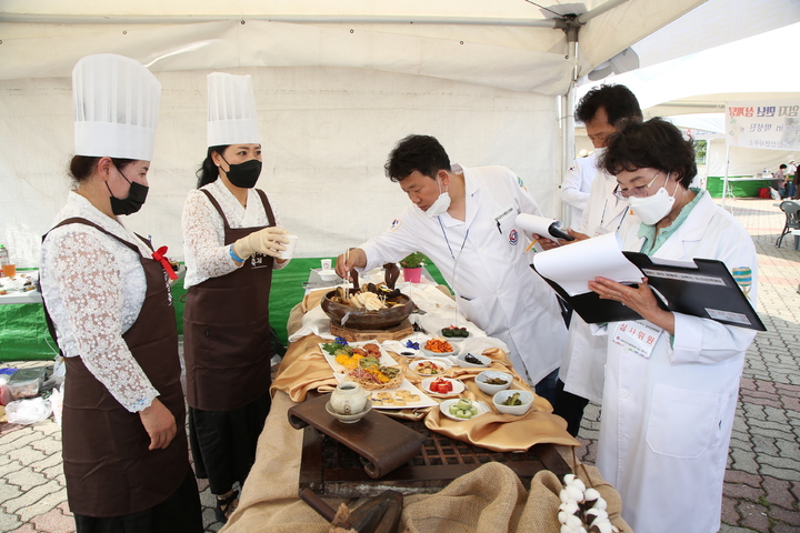 [금산=뉴시스] 제1회 금산 삼계 간편 음식 전국 요리경연대회 심사 모습. (사진= 금산군 제공) *재판매 및 DB 금지