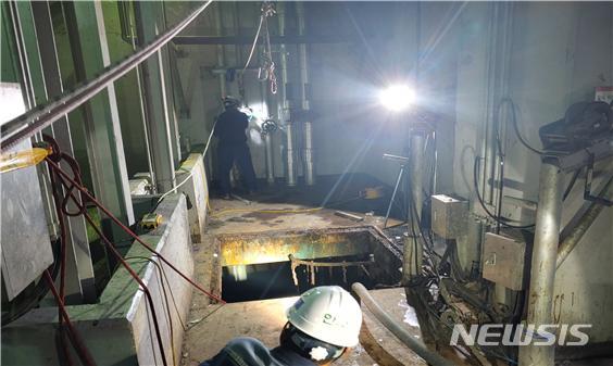 [서울=뉴시스] 지난 11일 슬러지 저류소 배관 용접작업 중 폭발 사고로 노동자 사망 사고가 발생한 현장 모습. (사진=고용노동부 제공) 2022.6.10 photo@newsis.com