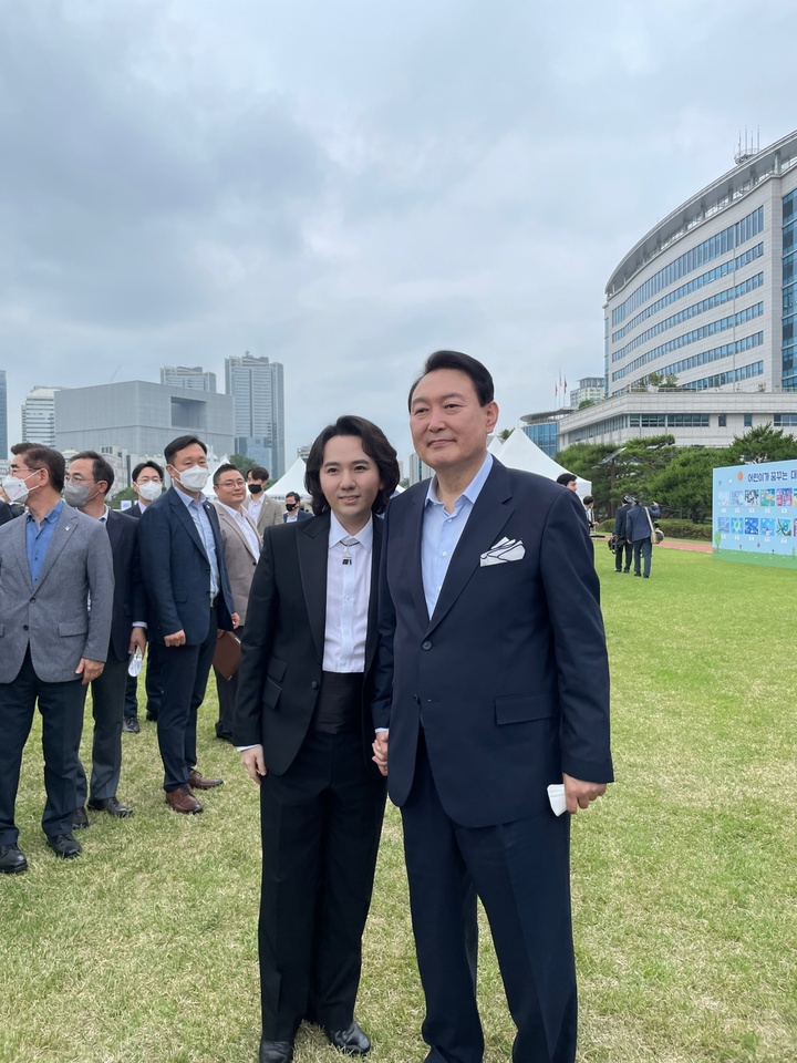 [서울=뉴시스]용산 대통령실 이전 기념행사 직후 윤석열 대통령과 함께 사진을 찍는 팝페라 테너 임형주. (사진=임형주 인스타그램) 2022.06.20. photo@newsis.com *재판매 및 DB 금지