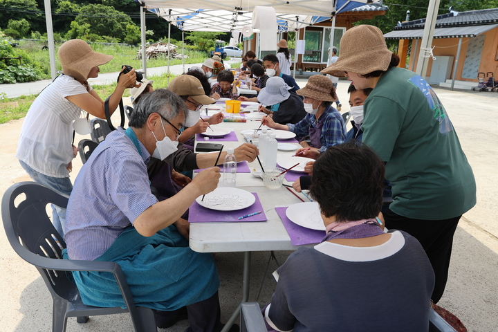 [진안=뉴시스] 한훈 기자 = 전북 진안군은 올해 15회를 맞는 마을축제를 '힐링은 진안고원에서, 치유는 마을축제에서!'라는 슬로건으로 30여개 마을에서 올해 연말까지 주민주도로 진행한다고 20일 밝혔다.(사진=진안군 제공).2022.06.20.&nbsp; photo@newsis.com *재판매 및 DB 금지