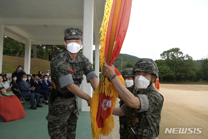 [인천김포·=뉴시스] 김동영 기자 = 김태성 해병대사령관(왼쪽)이 20일 오전 경기 김포 해병대 제2사단 연병장에서 열린 제26·27대 해병대 제2사단장 이·취임식에서 신임사단장 조영수 소장에게 군기를 이양하고 있다. 2022.06.20. (사진=해병대 제2사단 제공)