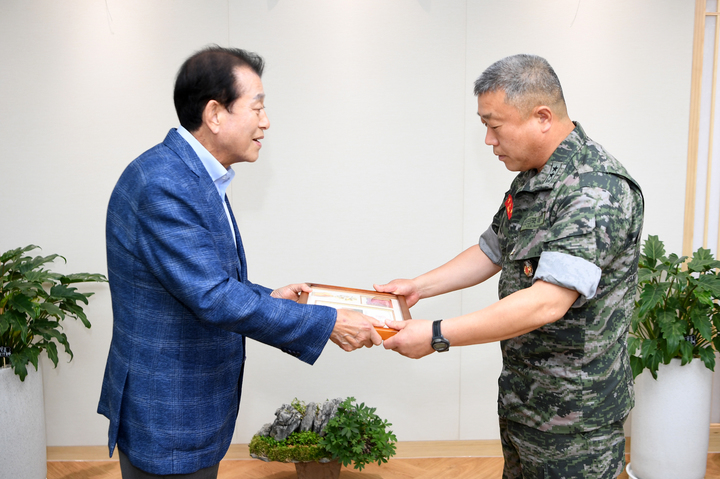 [인천=뉴시스] 김동영 기자 = 17일 강화군수실에서 유천호 강화군수가 정수용 전 해병대 제2사단장에게 ‘강화군 명예군민증’을 전달하고 있다. 2022.06.20. (사진=강화군 제공) *재판매 및 DB 금지