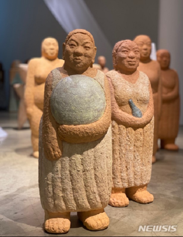 [서울=뉴시스]한애규, 달을 안은 여인, 2021, terracotta, 33 x 32 x 93 (h) cm,