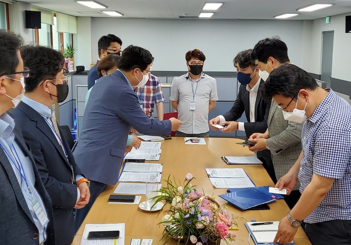 [수원=뉴시스] 이병희 기자 = 염태영 경기도지사직인수위원회 위원장이 20일 인수위원장실에서 열린 경기도 공공기관 노동조합 간담회에서 노동조합 관계자들과 인사를 나누고 있다. 2022.06.20. iambh@newsis.com *재판매 및 DB 금지