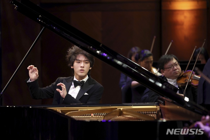 [포트워스=AP/뉴시스] 피아니스트 임윤찬(18)이 지난 18일(현지시간) 미 텍사스주 포트워스에서 열린 제16회 반 클라이번 국제 피아노 콩쿠르에서 연주하고 있다. 임윤찬은 세계적인 권위의 이 대회에서 역대 최연소 우승을 차지했다. 2022.06.20.
