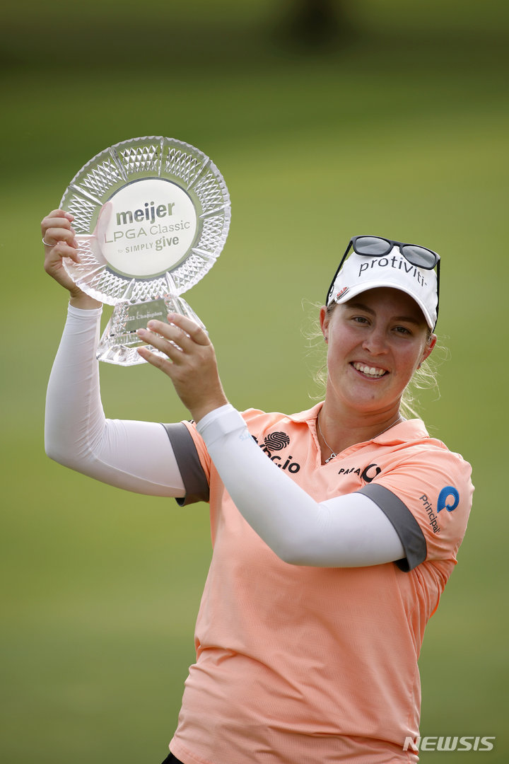 [벨몬트=AP/뉴시스] 제니퍼 컵초(미국)가 19일(현지시간) 미 미시간주 벨몬트의 블라이더필드 CC에서 열린 LPGA 투어 마이어 클래식에서 우승, 트로피를 들고 포즈를 취하고 있다. 컵초는 최종 합계 18언더파 279타로 넬리 코다(미국), 리오나 매과이어(아일랜드)와 동타를 이뤄 연장 끝에 정상에 올랐다. 2022.06.20. 
