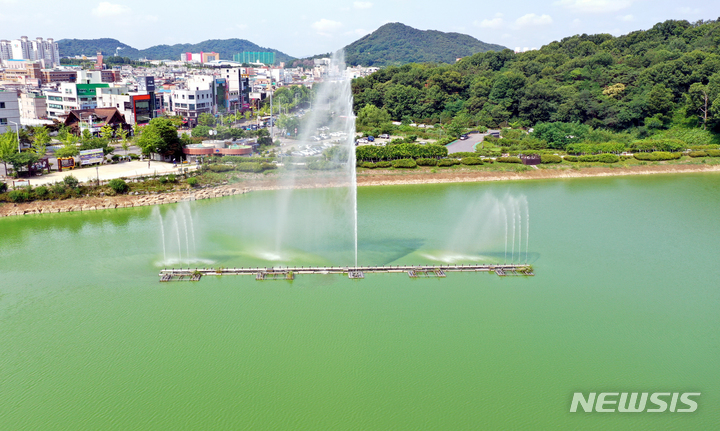 [광주=뉴시스] 류형근 기자 = 20일 오전 광주 도심 대표 공원인 서구 풍암호수공원에 녹조현상이 나타나고 있다. 2022.06.20. hgryu77@newsis.com